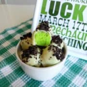 St Patrick's Day Cake Truffles Recipe - delicious peppermint green sponge cake mixed with yogurt, dipped in white chocolate and sprinkled with Oreo crumbs. YUM! | www.happyhealthymotivated.com