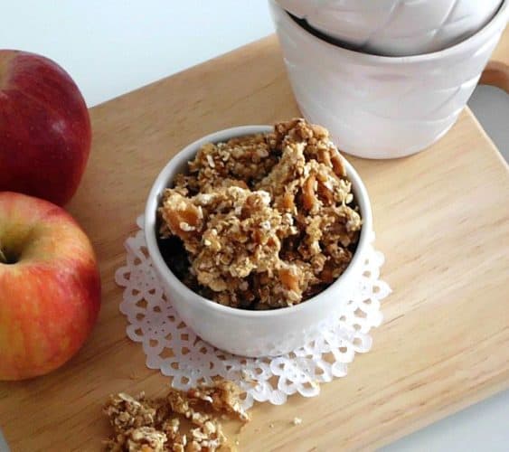 Apple Pie Granola #Recipe - a #healthy and wholesome #breakfast made entirely from scratch without any nasty additives. Perfect for busy school mornings and bursting with fall flavours! | www.happyhealthymotivated.com