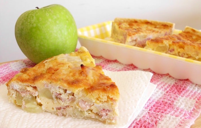 #Bacon, Apple and Cheddar Quiche #Recipe - whether it's for breakfast, brunch, lunch or dinner, this quick and easy quiche is sure to be a crowd pleaser! The flavours sound really weird, but they work so well together! | www.happyhealthymotivated.com