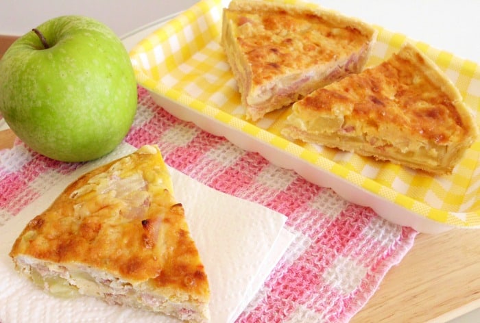 #Bacon, Apple and Cheddar Quiche #Recipe - whether it's for breakfast, brunch, lunch or dinner, this quick and easy quiche is sure to be a crowd pleaser! The flavours sound really weird, but they work so well together! | www.happyhealthymotivated.com