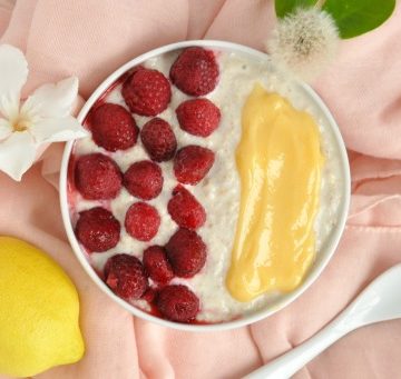 Healthy Lemon Raspberry Overnight Oats Recipe | This healthy overnight oats recipe is low calorie but tastes amazing! Full of creamy lemon curd and tart raspberries, you'd never believe this was a healthy breakfast! It's perfect for summer.