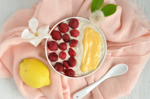 Healthy Lemon Raspberry Overnight Oats Recipe | This healthy overnight oats recipe is low calorie but tastes amazing! Full of creamy lemon curd and tart raspberries, you'd never believe this was a healthy breakfast! It's perfect for summer. 