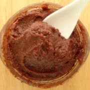 Homemade Healthy Nutella Recipe - a much cheaper and healthier alternative to store-bought Nutella. It's healthy enough for you to have it ever day! | www.happyhealthymotivated.com