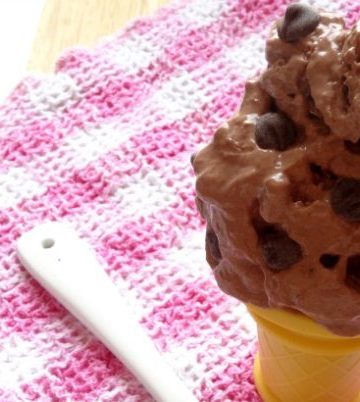 Skinny Tiramisu Frozen Yogurt #Recipe - it's #gluten-free and doesn't require the use of an ice-cream machine! Recipe includes a tip on how to make ultra-creamy frozen yogurt at home. Works every single time! | www.happyhealthymotivated.com