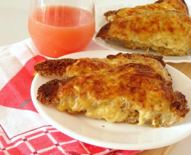 The Best Ever Cheese on Toast #Recipe - this fast and simple cheese on toast recipe is pure comfort #breakfast food! It's like Welsh Rarebit but it doesn't include beer and is a lot easier to make. Great for a laid-back weekend brunch or lunch! | www.happyhealthymotivated.com