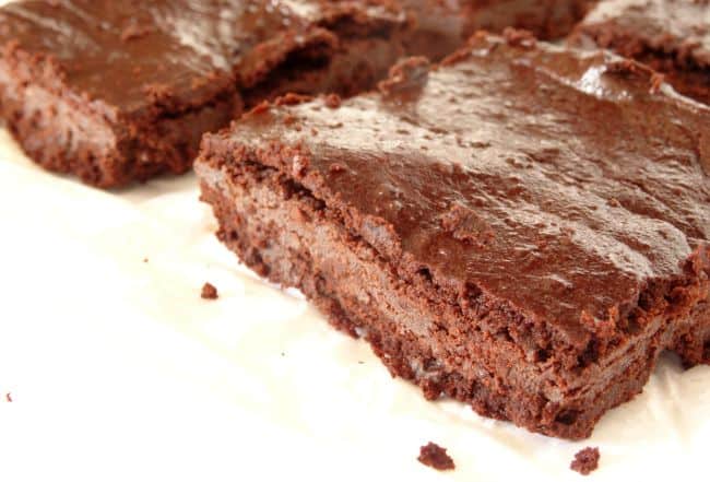 #Healthy Black Bean #Brownies #Recipe - #glutenfree brownies that are packed full of protein and actually taste like delicious, fudgy brownies - unlike so many healthy brownie recipes out there. Perfect for an afternoon or workout snack. | www.happyhealthymotivated.com