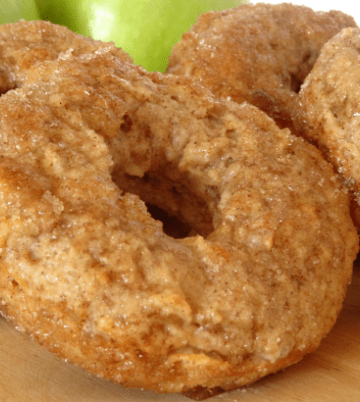 Baked Apple Cinnamon #Donuts #Recipe - these donuts are super-easy to make and are bursting with fall flavour! Plus, their a bit healthier, since they're made with only 1 tablespoon of butter for 6 huge donuts and are baked in the oven. | www.happyhealthymotivated.com