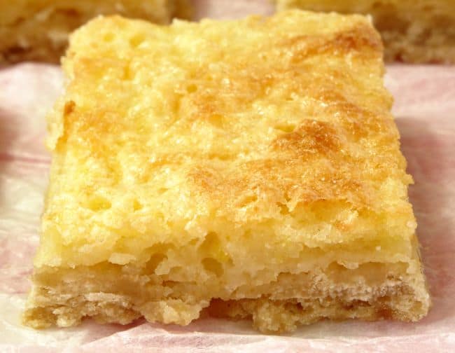 Skinny Lemon Bars #Recipe - a #healthy, lightened-up take on the classic dessert lemon bars. Made with all-natural ingredients and they come in at less than 200 calories per slice! | www.happyhealthymotivated.com