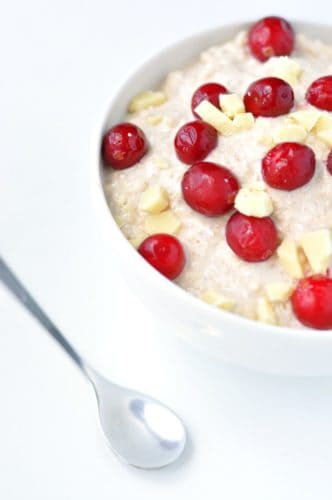 Starbucks Cranberry Bliss Bars Overnight Oats Recipe | Starbucks Cranberry Bliss Bars aren't just for dessert - you can eat them for breakfast, too! This healthy overnight oats recipe is the perfect Christmas breakfast and really easy to throw together.