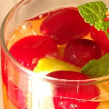 Sparkling Christmas Cosmo Cocktail Recipe - all the delicious flavour of a cosmopolitan with the added sparkle of cava, prosecco or sparkling wine! I'm definitely serving this drink for Christmas this year! | www.happyhealthymotivated.com