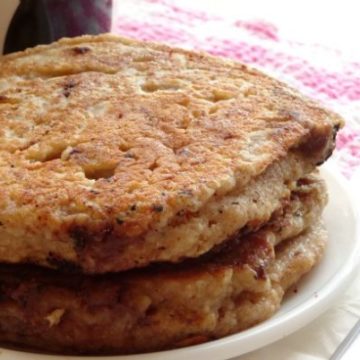 Healthy Chocolate Chip Oatmeal Pancakes Recipe - gluten-free, fat-free pancakes that not only taste amazing, but are really good for you. 2 small pancakes for breakfast is enough to keep me full until lunchtime! | www.happyhealthymotivated.com
