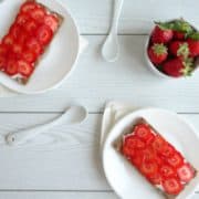Healthy Strawberry Cheesecake Breakfast Toasts Recipe. Always wake up with a sweet tooth first thing in the morning? Then you NEED this quick, simple and healthy recipe! A whole wheat cracker slathered in a low calorie cheesecake-like spread, topped with fresh strawberries. I never knew I could eat cheesecake for breakfast and still be healthy!