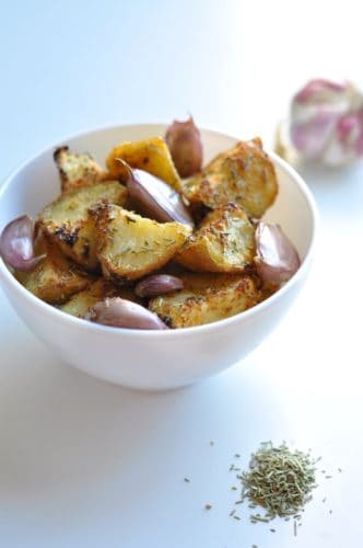 Easy Roasted Potatoes with Garlic and Rosemary Recipe | No doubt about it, these really are the best roasted potatoes in the world! They're made with healthy olive oil and take less than an hour to make. Definitely going to make these for Thanksgiving and Christmas!