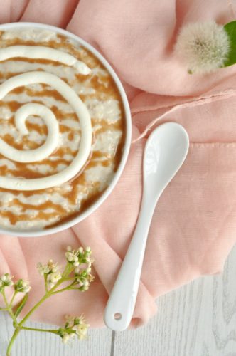 Healthy Cinnamon Roll Overnight Oats Recipe | The best ever healthy breakfast! This healthy oatmeal recipe is gluten free and made with brown sugar and Greek yogurt. It really does taste like a gooey cinnamon roll, but it just takes 5 minutes to make and really is a healthy breakfast.