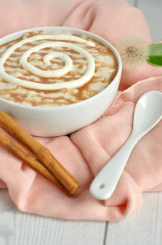 Healthy Cinnamon Roll Overnight Oats Recipe | The best ever healthy breakfast! This healthy oatmeal recipe is gluten free and made with brown sugar and Greek yogurt. It really does taste like a gooey cinnamon roll, but it just takes 5 minutes to make and really is a healthy breakfast.