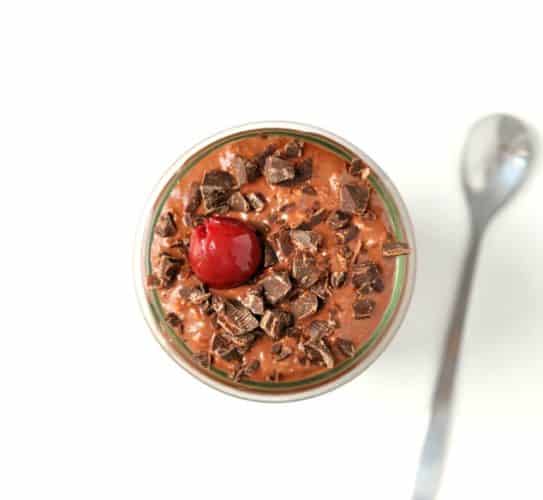 Black Forest Overnight Oats Recipe | This healthy breakfast recipe takes just 5 minutes to make and tastes amazing! Loaded with dark chocolate and cherries, this definitely tastes more like an indulgent dessert than a healthy breakfast.