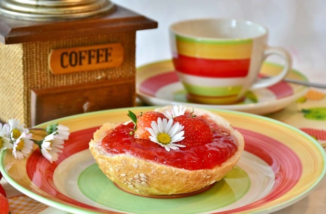 Low FODMAP sauces - strawberry jam on a bun with daisies
